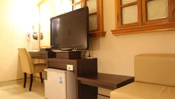Economy Twin Room, Bathtub | Desk, soundproofing, iron/ironing board, free WiFi
