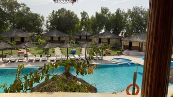 Una piscina cubierta, una piscina al aire libre