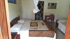 Una habitación con cama, escritorio y silla.
