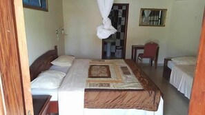 トリプルルーム | デスク、遮光カーテン、ベビーベッド (無料)、可動式ベッド