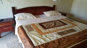 Bureau, rideaux occultants, lits bébé (gratuits)