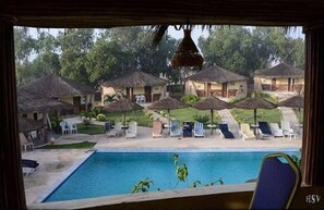 Piscina coberta i piscina a l'aire lliure