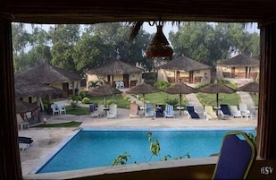 Una piscina techada, una piscina al aire libre