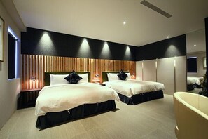 Une chambre d’hôtel moderne avec deux lits, une grande baignoire et un mur décoratif en bois.