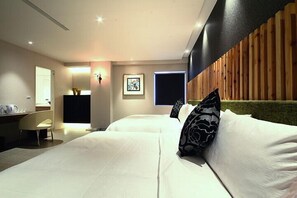 Quadruple Room | Premium bedding, individually decorated, individually furnished, desk - Leesing Hotel (Kaohsiung)
