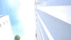 A white building with a clear sky. - Leesing Hotel (Kaohsiung)