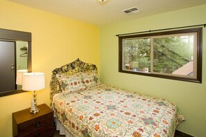 Queen Room with Shared Bathroom | Cofres nos quartos, Wi-Fi de cortesia, roupa de cama
