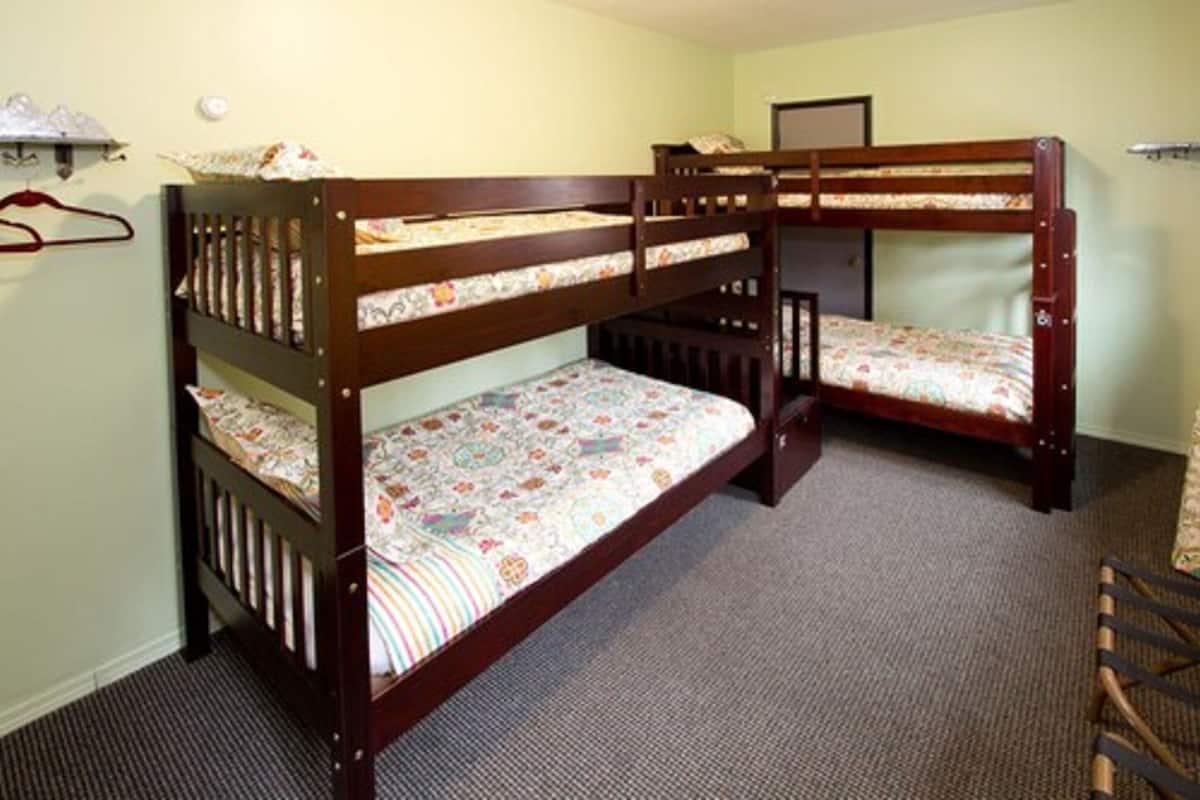 Bed in 4-Bed Female Dormitory Room | セーフティボックス (室内)、WiFi (無料)、ベッドシーツ