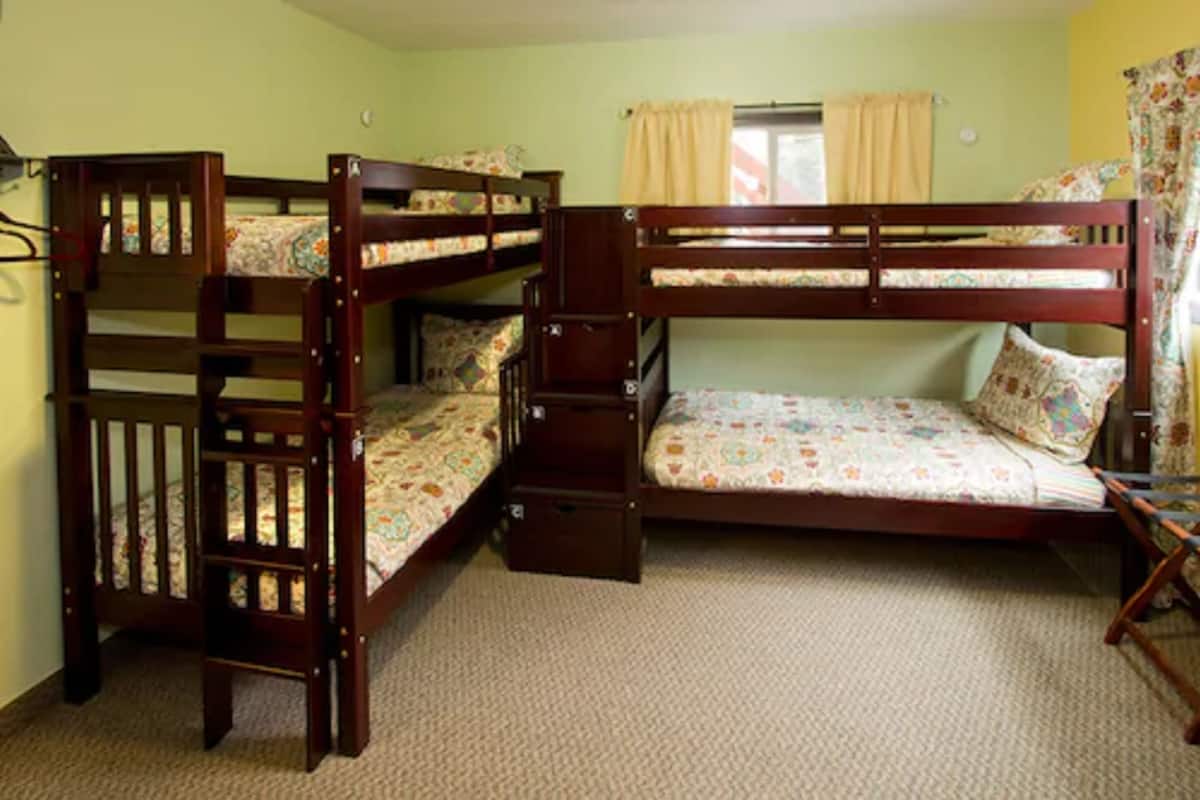 Bed in 4-Bed Male Dormitory Room | セーフティボックス (室内)、WiFi (無料)、ベッドシーツ