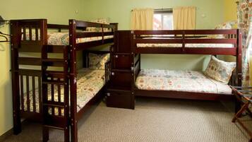Bed in 4-Bed Male Dormitory Room | 客房內保險箱、免費無線上網、床單
