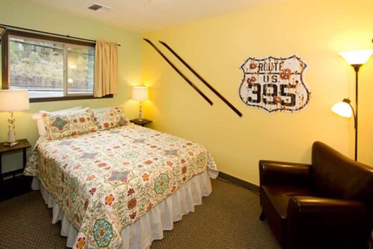 Queen Room with Shared Bathroom | セーフティボックス (室内)、WiFi (無料)、ベッドシーツ