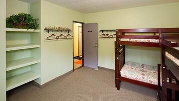 Bed in 4-Bed Male Dormitory Room | 客房內保險箱、免費無線上網、床單