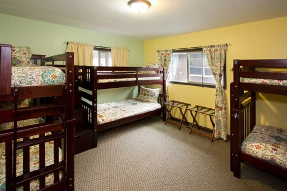 Bed in 6-Bed Mixed Dormitory Room | 客房内保险箱、免费 WiFi、床单