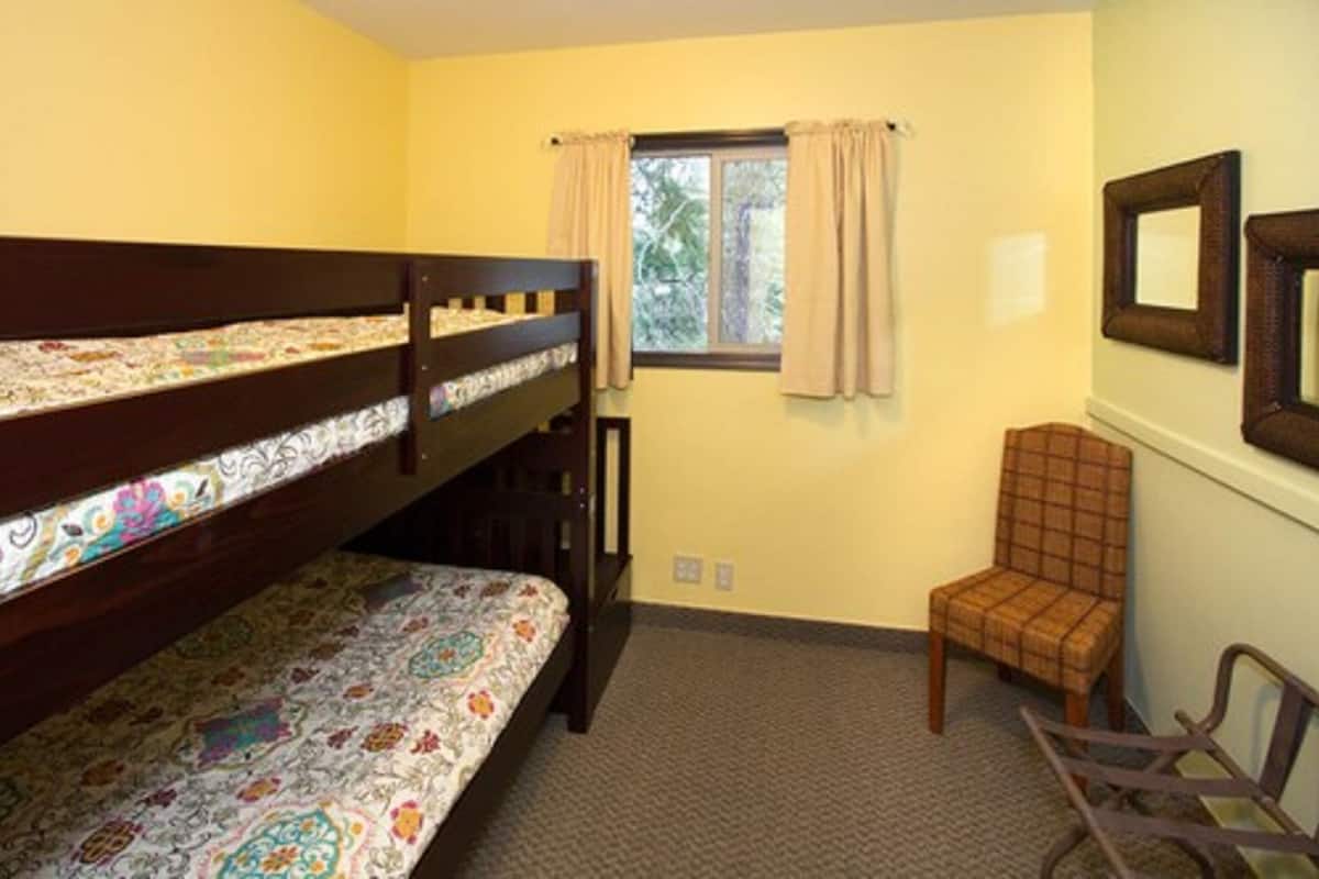 Bunk Bed in Mixed Dormitory Room | Tallelokero huoneessa, ilmainen Wi-Fi, vuodevaatteet