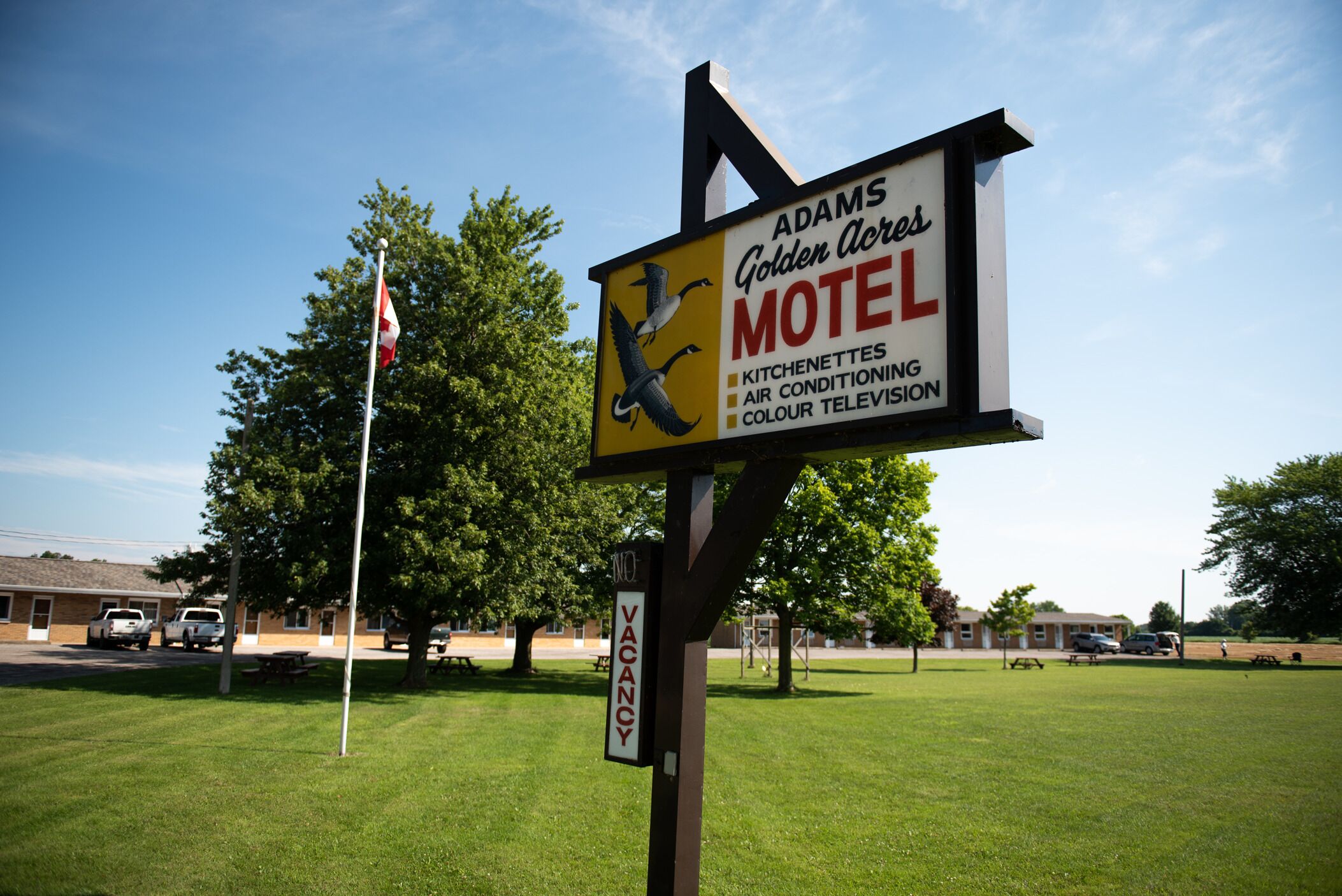 A motel sign with amenities including kitchenettes, air conditioning, and color television.
