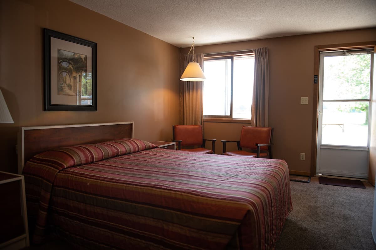 Room, 1 Queen Bed | Iron/ironing board, free WiFi