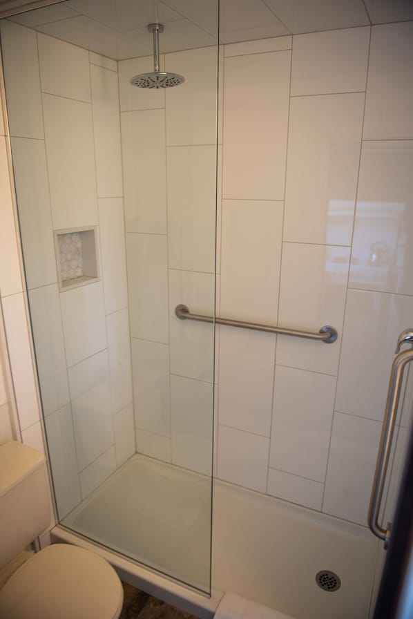 Room, 2 Double Beds, Kitchenette | Bathroom | Free toiletries, towels