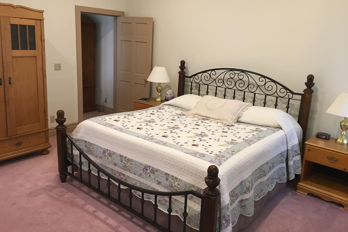 Kamar | Meja kerja, ruang kerja ramah laptop, dan tempat tidur lipat/tambahan