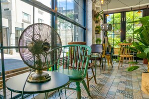 Lobby sitting area - ReWood Guesthouse (Tainan)