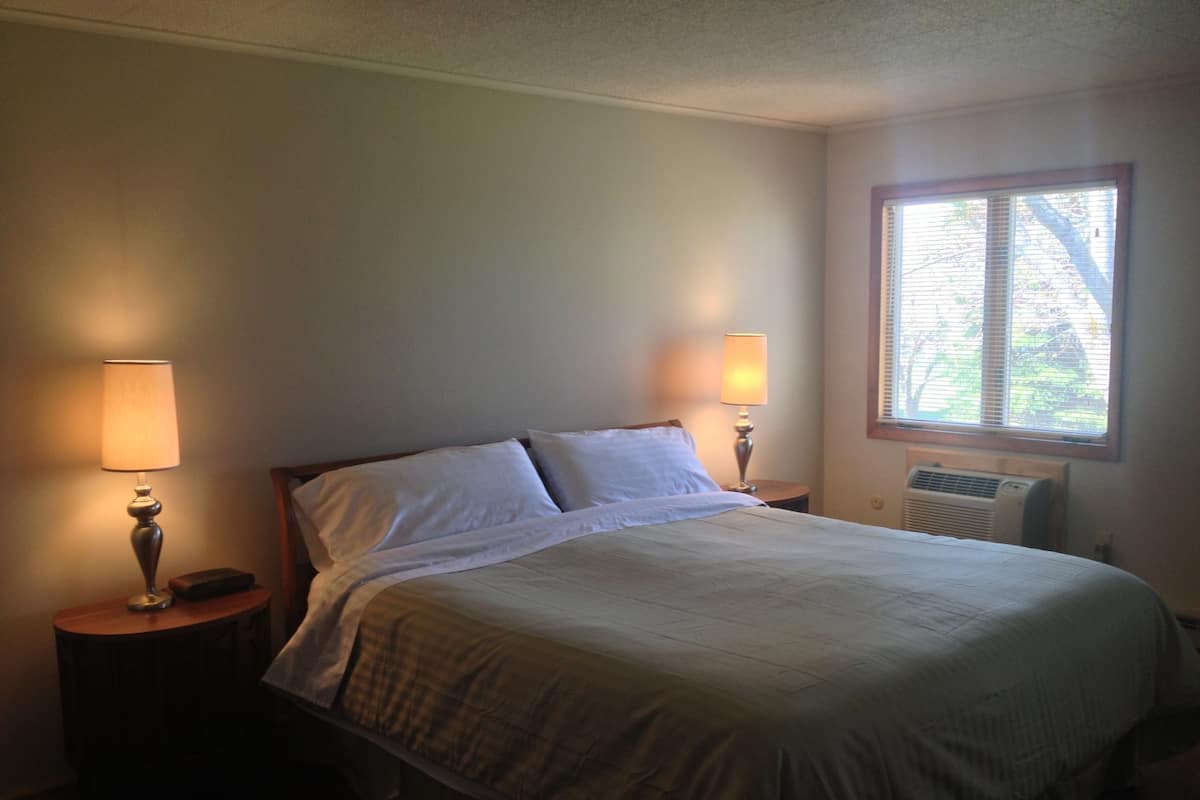 Townhome, 3 Bedrooms | Desk, iron/ironing board, free WiFi