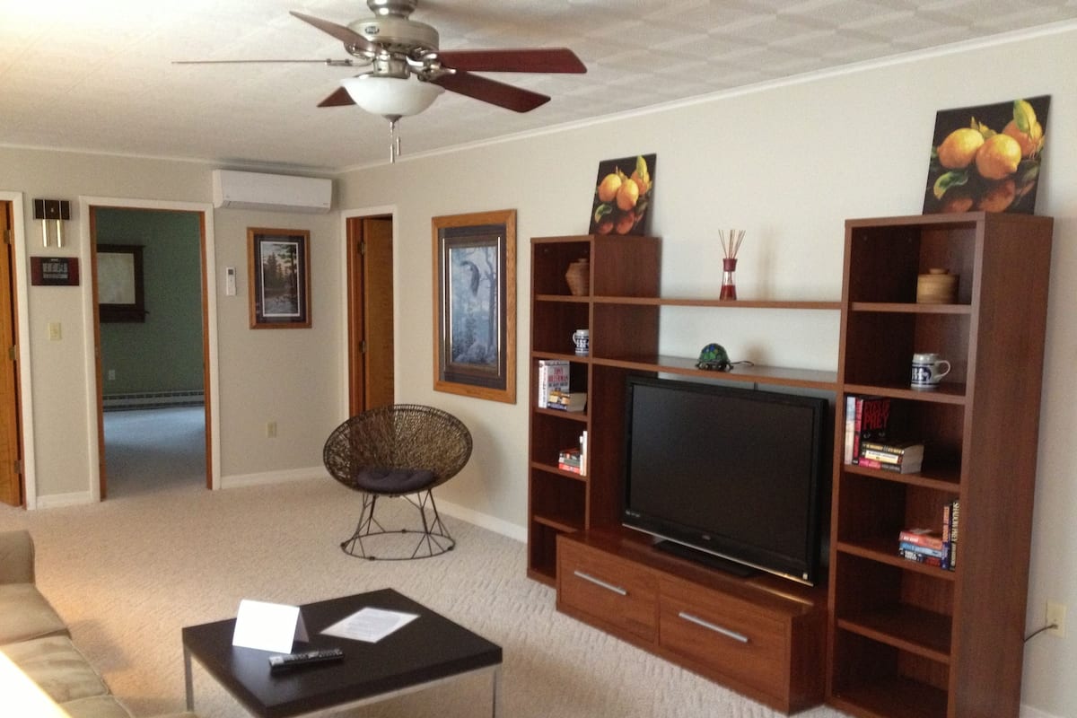 Townhome, 2 Bedrooms | Living room | Flat-screen TV