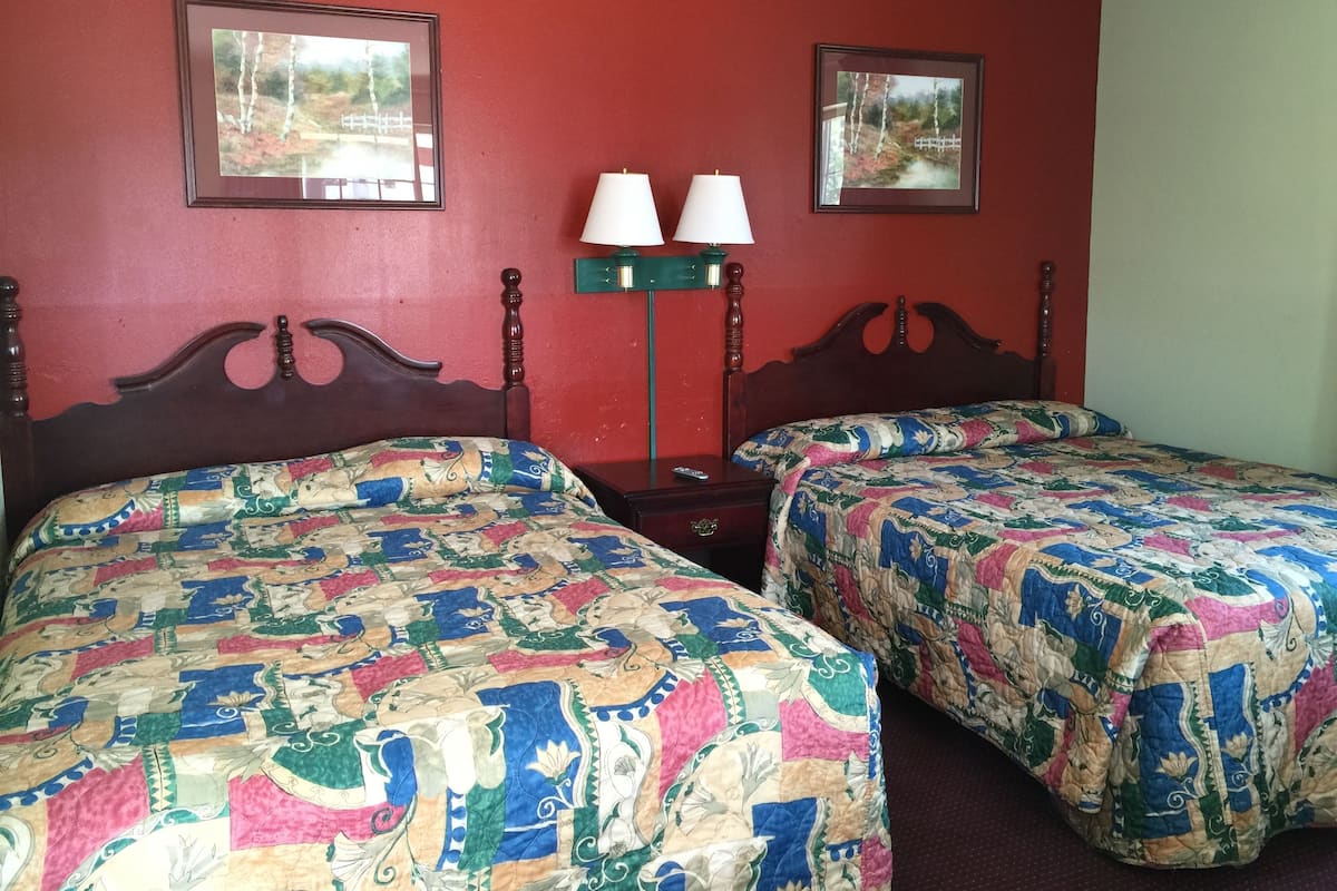 Habitación, 2 camas Queen size | Escritorio, wifi gratis y ropa de cama