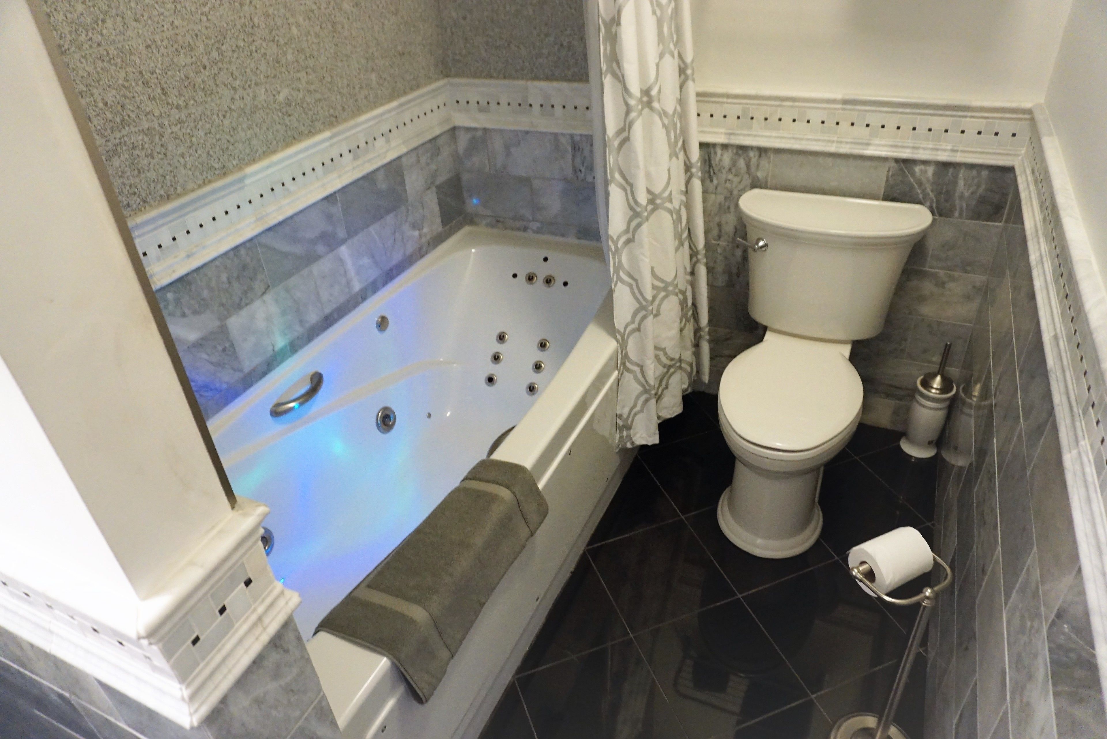 Ensemble baignoire-douche, séchoir à cheveux, serviettes fournies