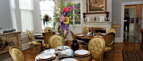 Daily cooked-to-order breakfast (USD 17.76 per person)