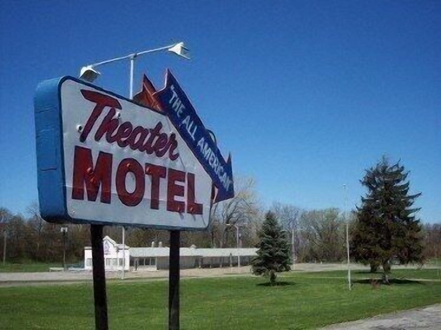 Une enseigne pour le Theater Motel, sur laquelle on peut clairement voir le nom de l’établissement et un symbole en forme d’étoile.