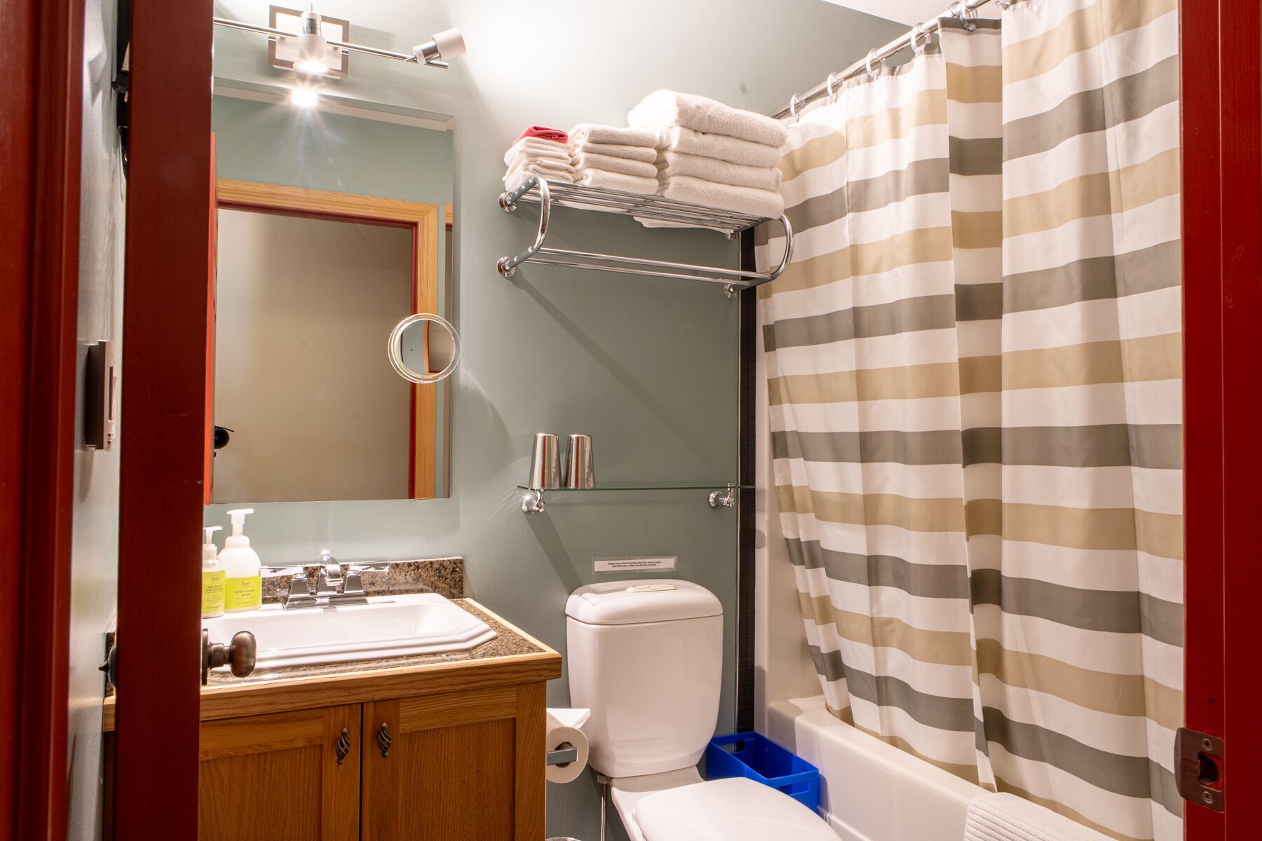 Deluxe Room, 1 Queen Bed | Bathroom | Combined shower/tub, towels