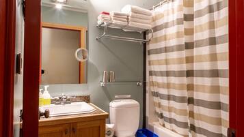 Deluxe Room, 1 Queen Bed | Bathroom | Combined shower/tub, towels