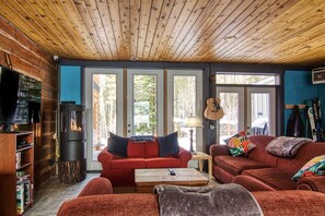 Egyptian cotton sheets, premium bedding, pillow-top beds - Earl Grey Lodge (Panorama)