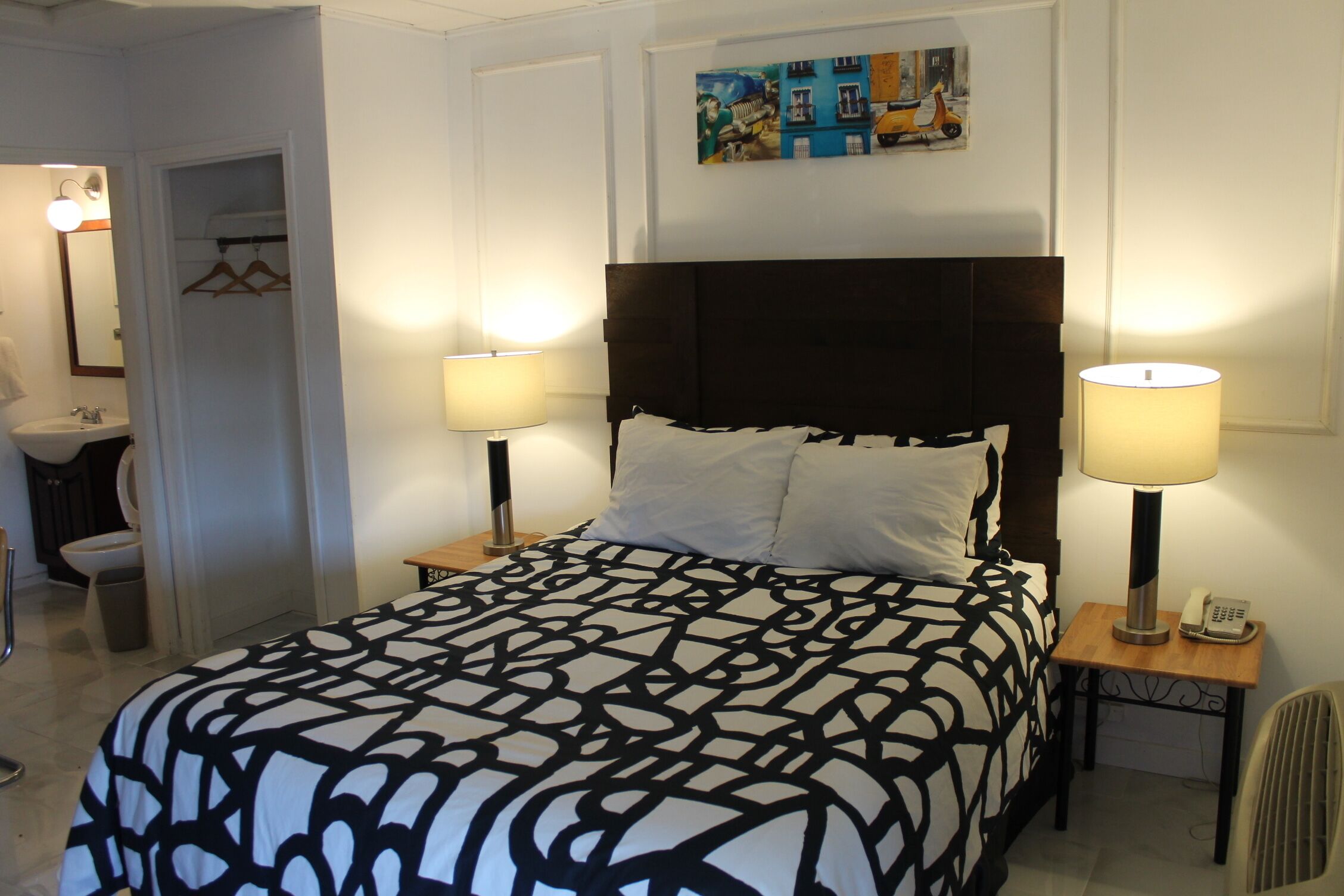 Standard Room, 1 Queen Bed | Desk, iron/ironing board, free WiFi