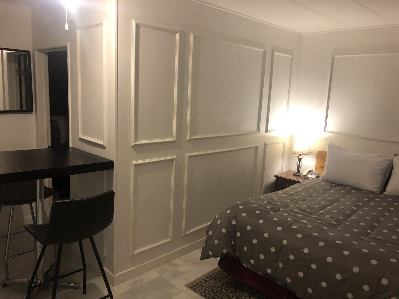 Habitación Deluxe, 2 camas matrimoniales, cocineta | Escritorio, tabla de planchar con plancha y wifi gratis 