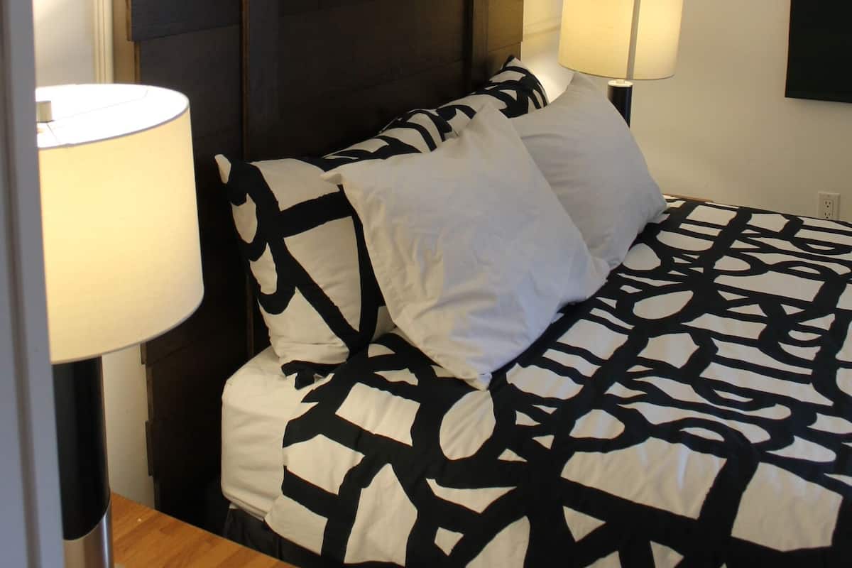 Chambre Standard, 1 grand lit | Bureau, fer et planche Ă repasser, Wi-Fi gratuit