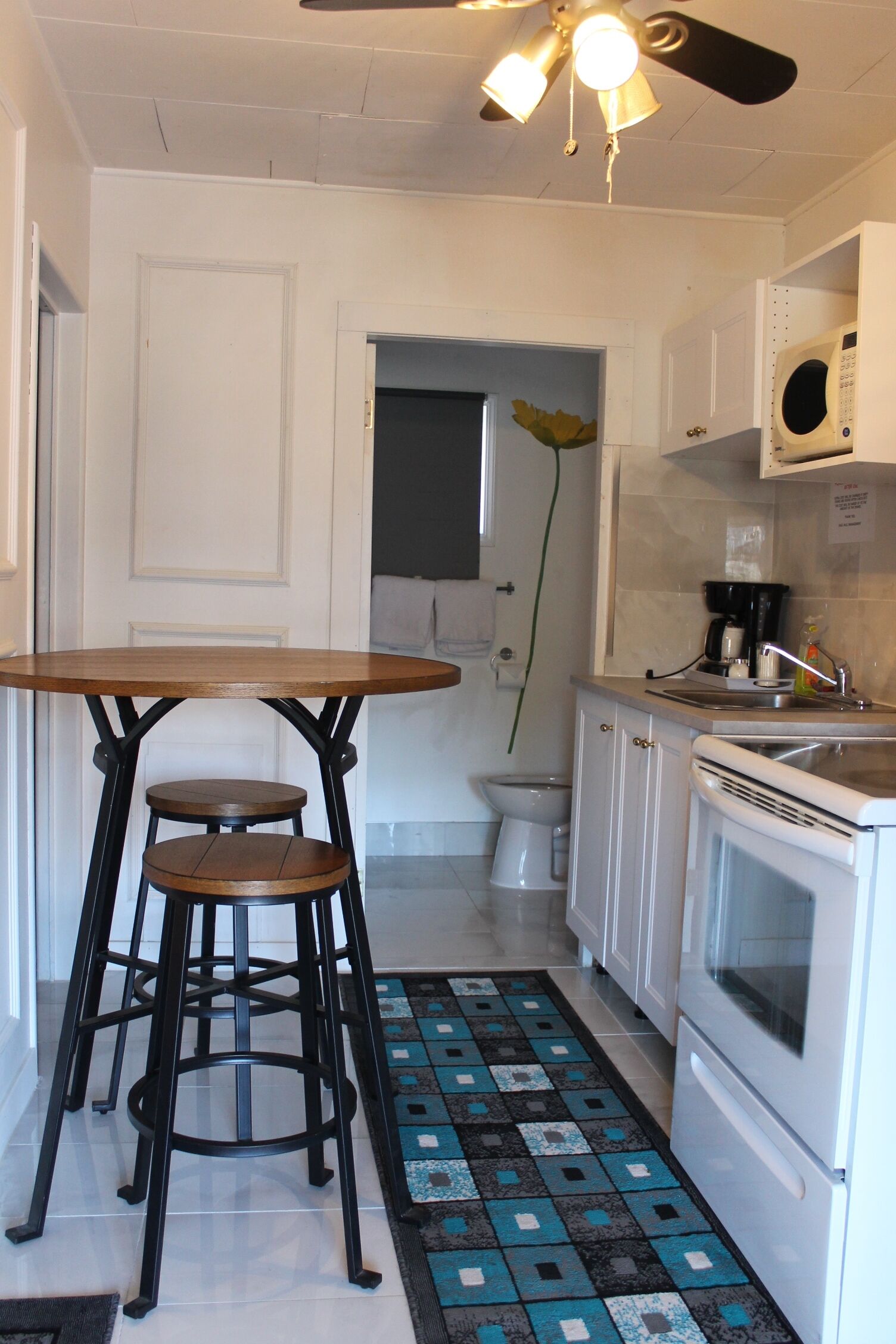 Room, 2 Double Beds | Private kitchen | Microwave, coffee/tea maker