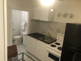 华丽客房, 2 张双人床, 简易厨房 | 办公桌、熨斗/熨衣板、免费 WiFi