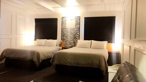 Quarto, 2 camas de casal | Escrivaninha, ferros/tábuas de passar roupa, Wi-Fi de cortesia