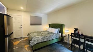 Kamer, 2 tweepersoonsbedden | Een bureau, een strijkplank/strijkijzer, gratis wifi