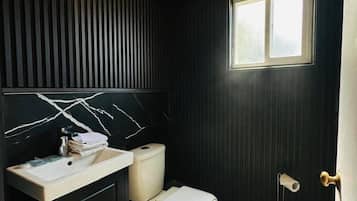 客房, 2 張標準雙人床 | 浴室 | 花灑/浴缸組合、免費梳洗用品、風筒