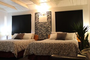Quarto, 2 camas de casal | Escrivaninha, ferros/tábuas de passar roupa, Wi-Fi de cortesia