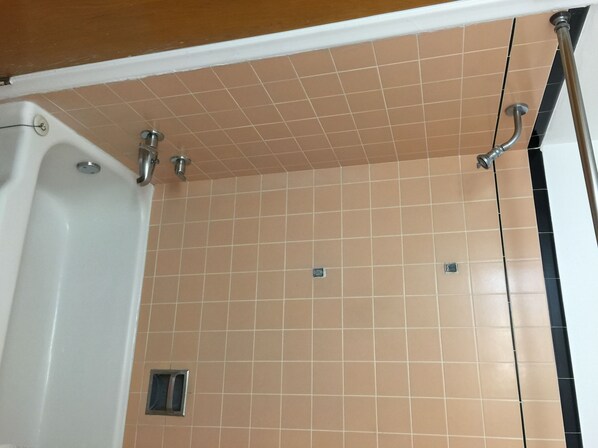 Room, 1 King Bed, Non Smoking | Bathroom shower - Manor Motor Lodge (Elko)