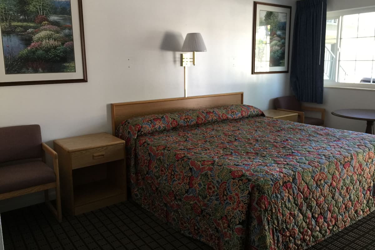 Room, 1 King Bed, Non Smoking | Desk, WiFi (free)