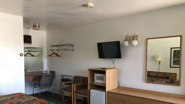 Room, 2 Double Beds, Non Smoking | Desk, free WiFi - Manor Motor Lodge (Elko)