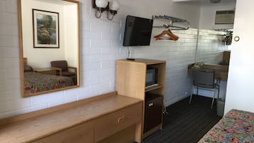 Room, 1 King Bed, Non Smoking | Living area | Flat-screen TV