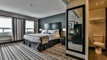 Standaard kamer, 1 queensize bed | Een bureau, verduisterende gordijnen, een strijkplank/strijkijzer