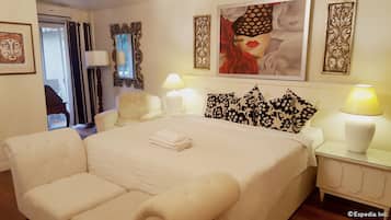 Palomita Blanca | Desk, blackout curtains, iron/ironing board, rollaway beds