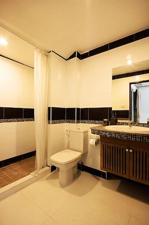 Studio | Bathroom | Shower, free toiletries, hair dryer