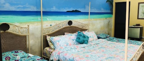 Deluxe Quadruple Room, 2 Katil Kelamin (Double), Non Smoking, Sea View | Peti besi dalam bilik, katil bayi/kot (surcaj)