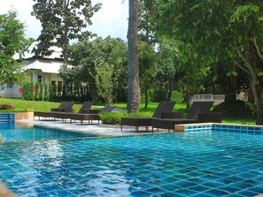 Una piscina al aire libre
